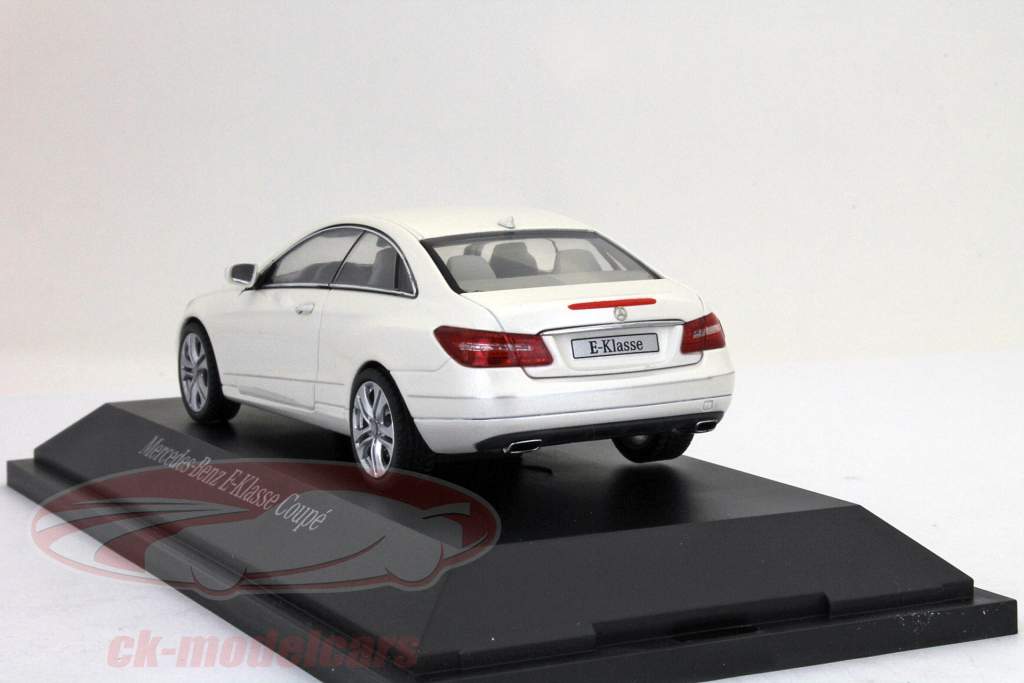 メルセデス·ベンツEクラスクーペW212ダイヤモンドホワイトモデルSchuco 1時43分