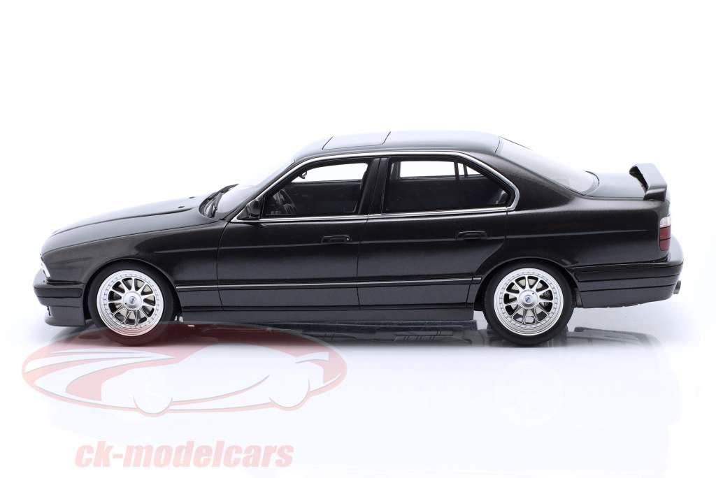BMW Hartge H5 V12 (E34) Sedan Byggeår 1989 diamant sort metallisk 1:18 OttOmobile
