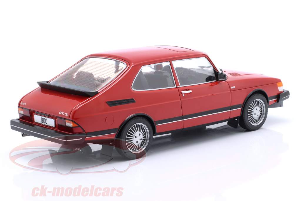 Saab 900 GL Byggeår 1981 rød 1:18 ModelCar Group