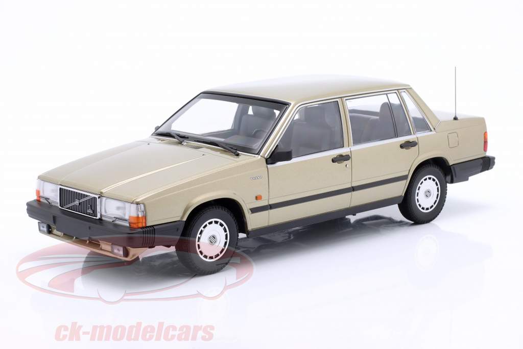 Volvo 740 GL Byggeår 1986 guld 1:18 Minichamps