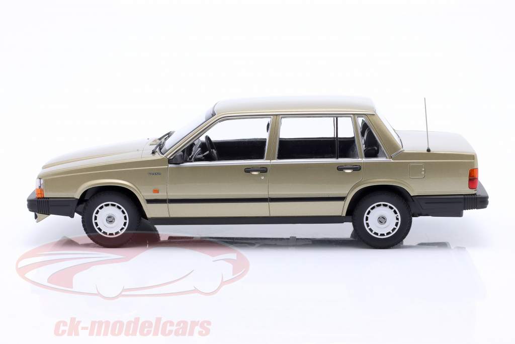Volvo 740 GL Año de construcción 1986 oro 1:18 Minichamps