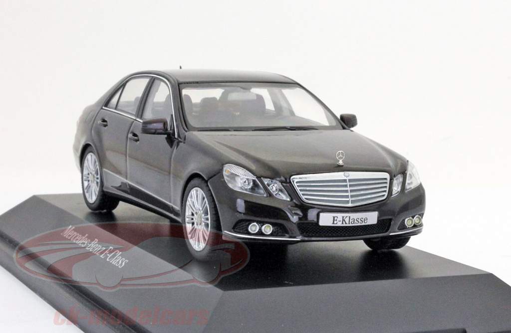 Mercedes-Benz E-Class W212 cubrit marrom Schuco 1:43