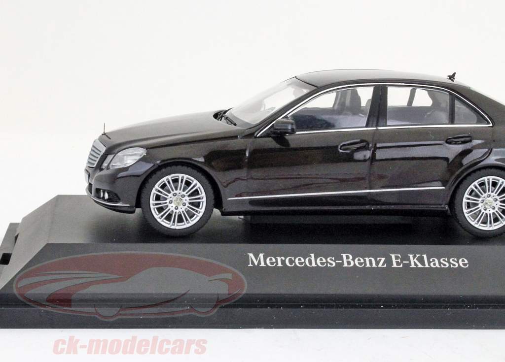 Mercedes-Benz E-Class W212 cubrit marrom Schuco 1:43