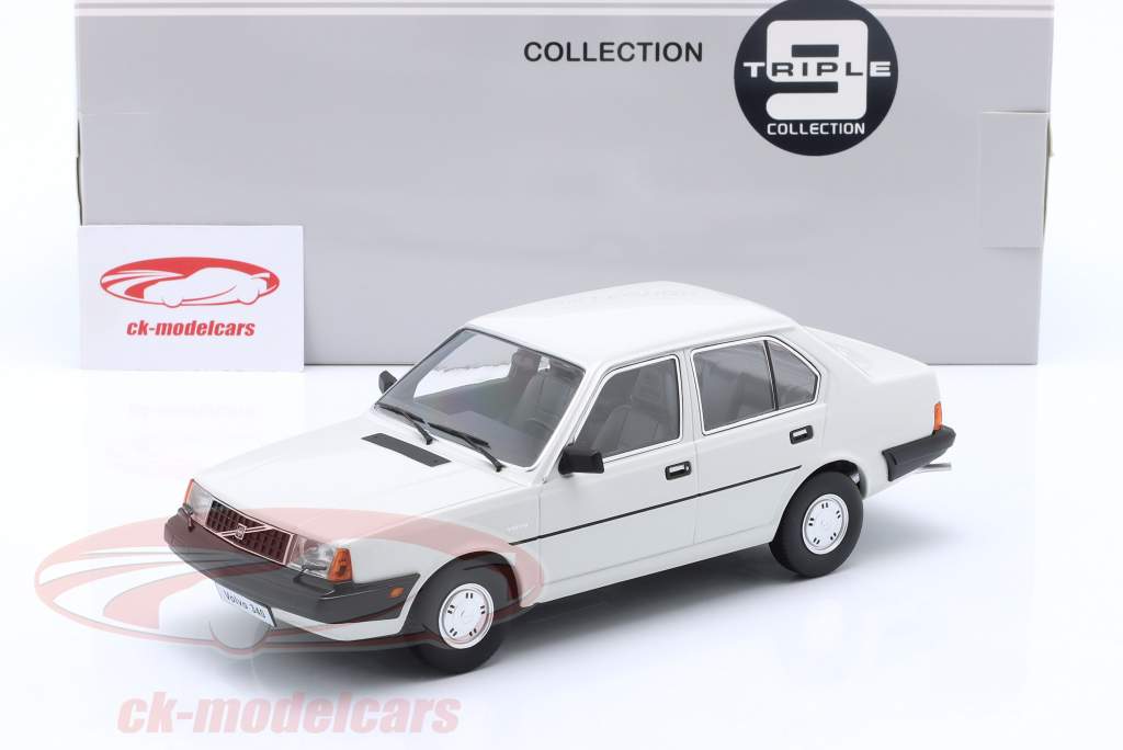Volvo 340 建設年 1987 白 1:18 Triple9
