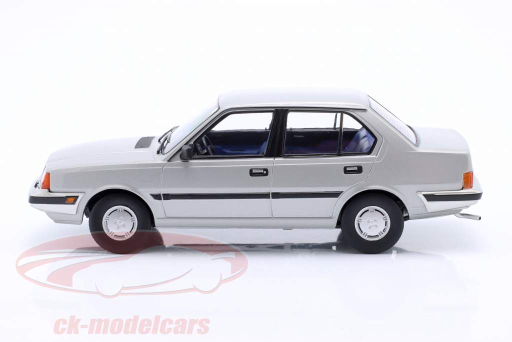 Volvo 360 Byggeår 1987 sølvgrå metallisk 1:18 Triple9