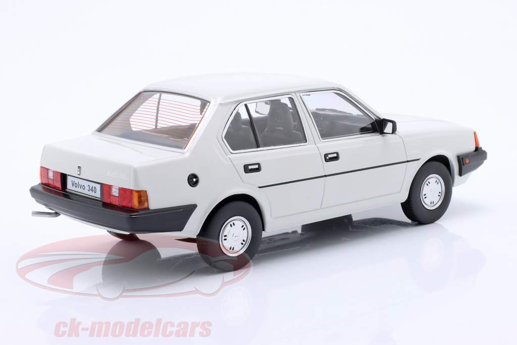 Volvo 340 建設年 1987 白 1:18 Triple9