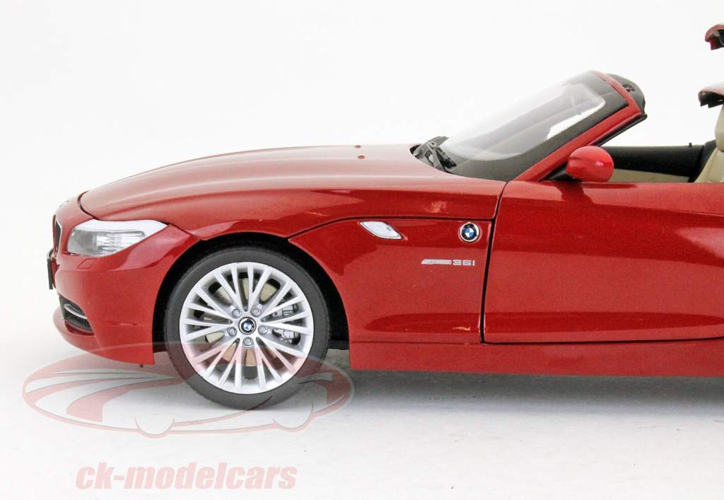 ☆美品/現状　BMW 320i 1/18 スケール　レッド Amazon | 1/18 BMW 1シリーズ (F20) クリムゾンレッド（左