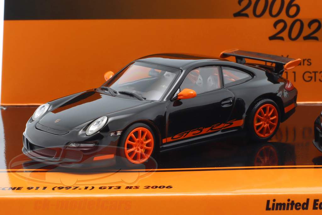 2-Car Set 17 Flere år Porsche 911 GT3 RS: 997.1 (2006) & 992 (2023) 1:43 Minichamps