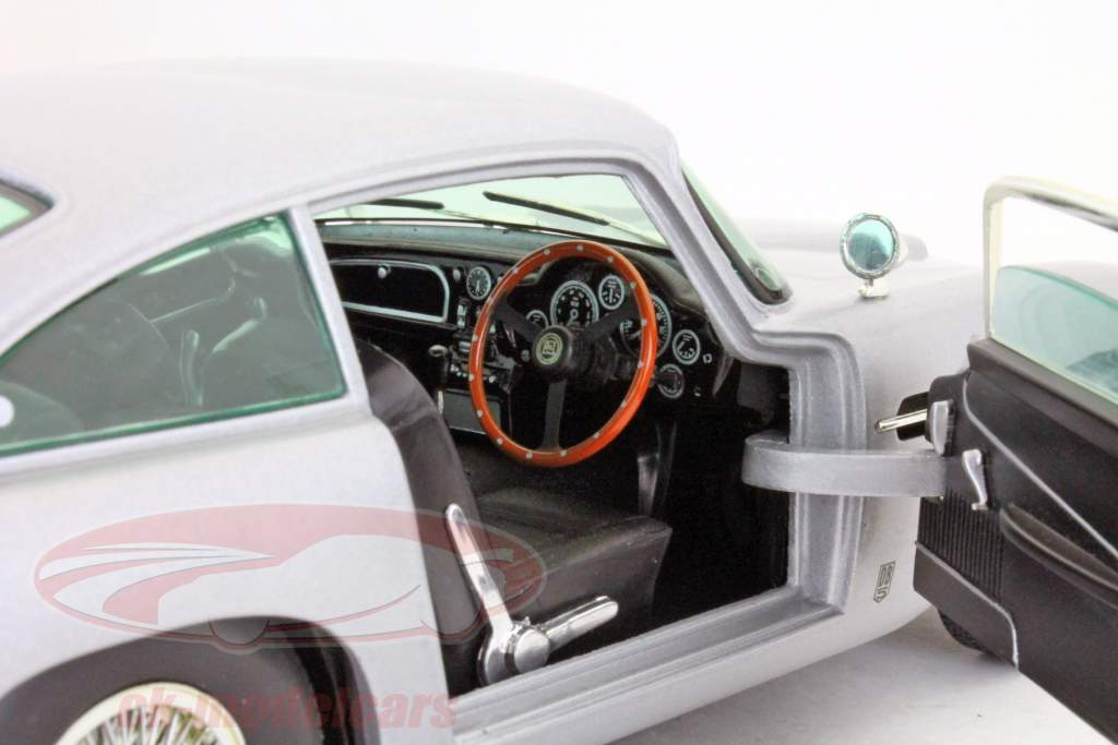 Aston Martin DB5 argento SunStar 1:18