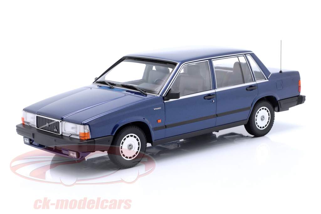 Volvo 740 GL Byggeår 1986 mørkeblå metallisk 1:18 Minichamps