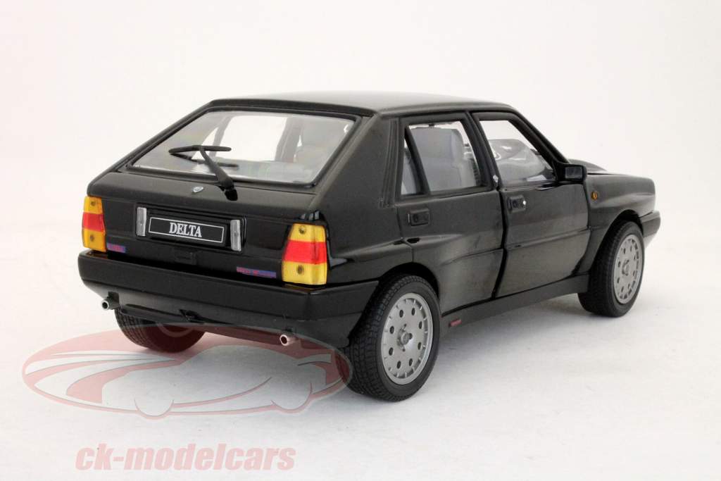 Lancia Delta HF Integrale 16V 1990 года черный / черный 1:18 SunStar