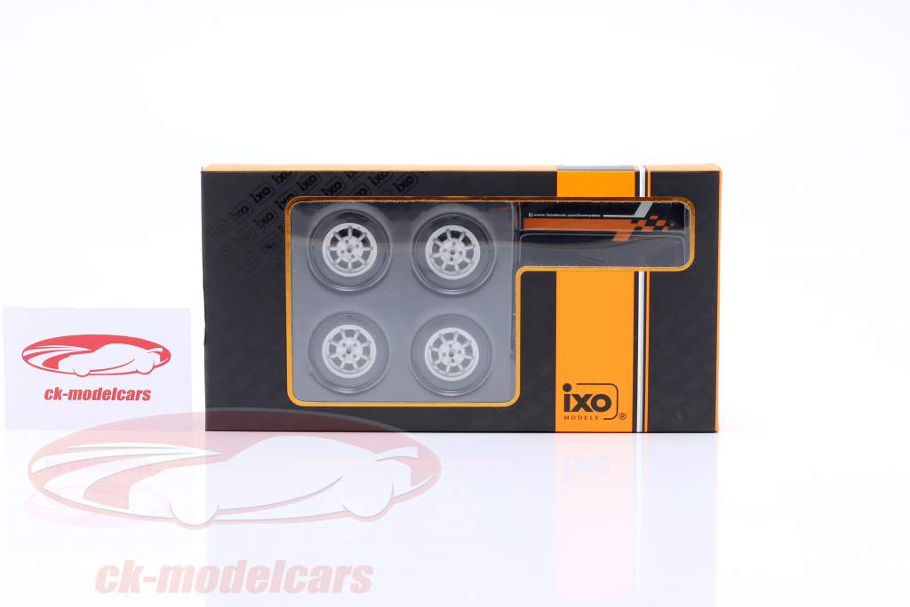 Шины и автомобильные диски Set (4 куски) Saab с Стоять 1:18 Ixo