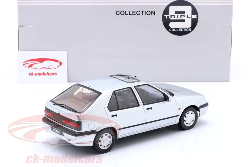 Renault 19 Byggeår 1994 stratos sølv metallisk 1:18 Triple9