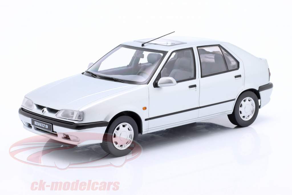 Renault 19 Anno di costruzione 1994 stratos argento metallico 1:18 Triple9
