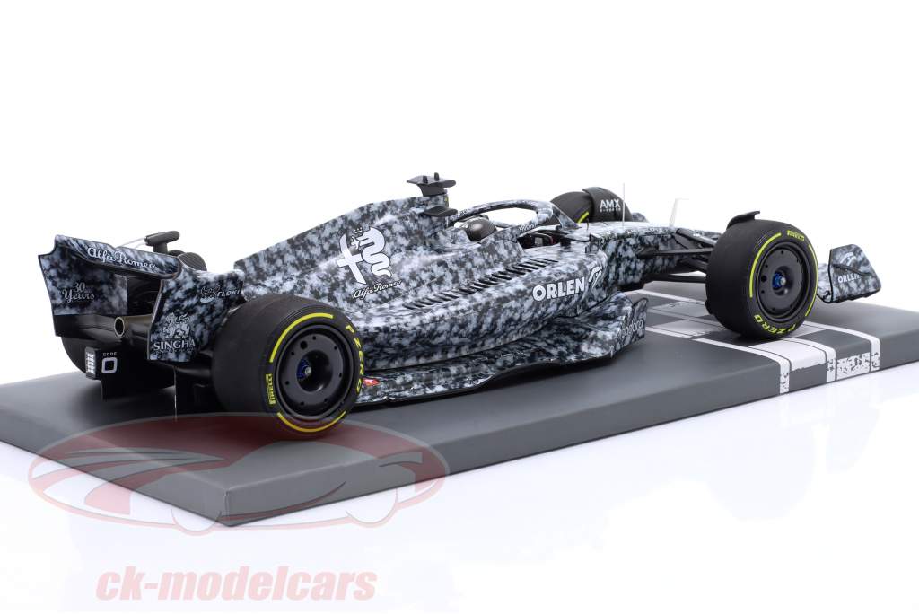 Zhou Guanyu Alfa Romeo C42 formule 1 test Barcelone 2022 1:18 Minichamps