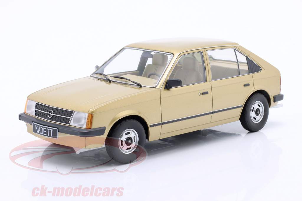 Opel Kadett D Byggeår 1984 guld metallisk 1:18 Triple9