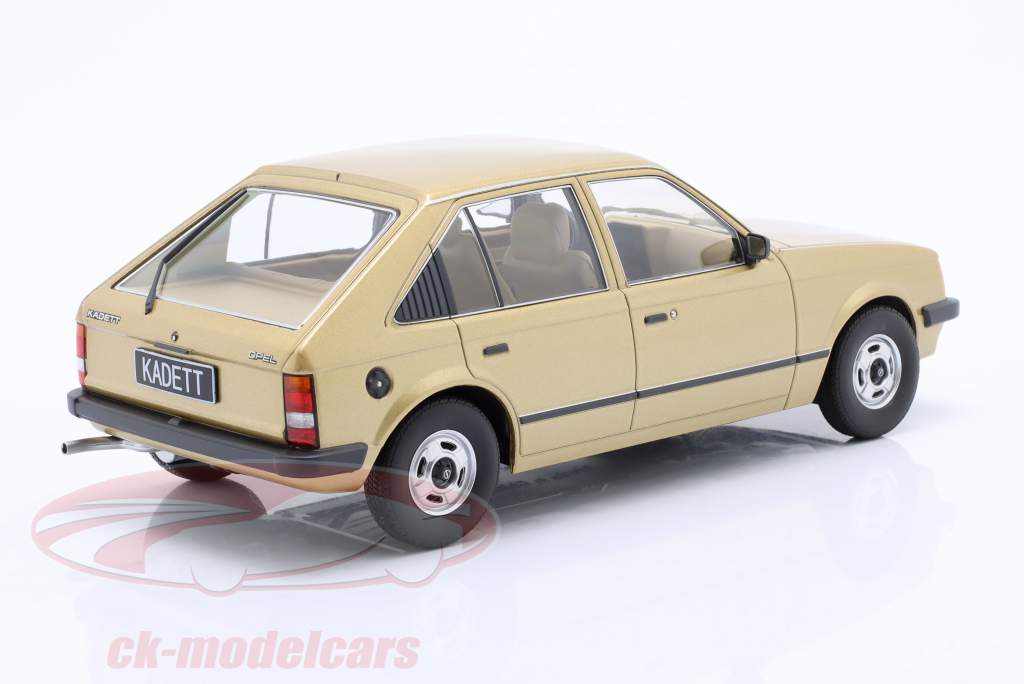 Opel Kadett D Byggeår 1984 guld metallisk 1:18 Triple9