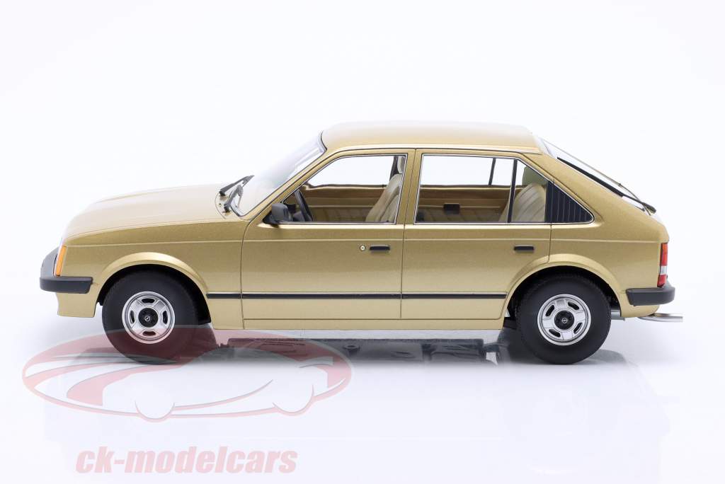 Opel Kadett D Byggeår 1984 guld metallisk 1:18 Triple9