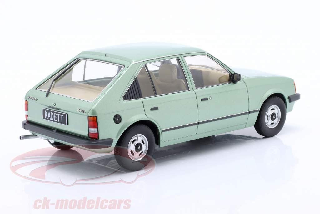 Opel Kadett D Byggeår 1984 lysegrøn metallisk 1:18 Triple9