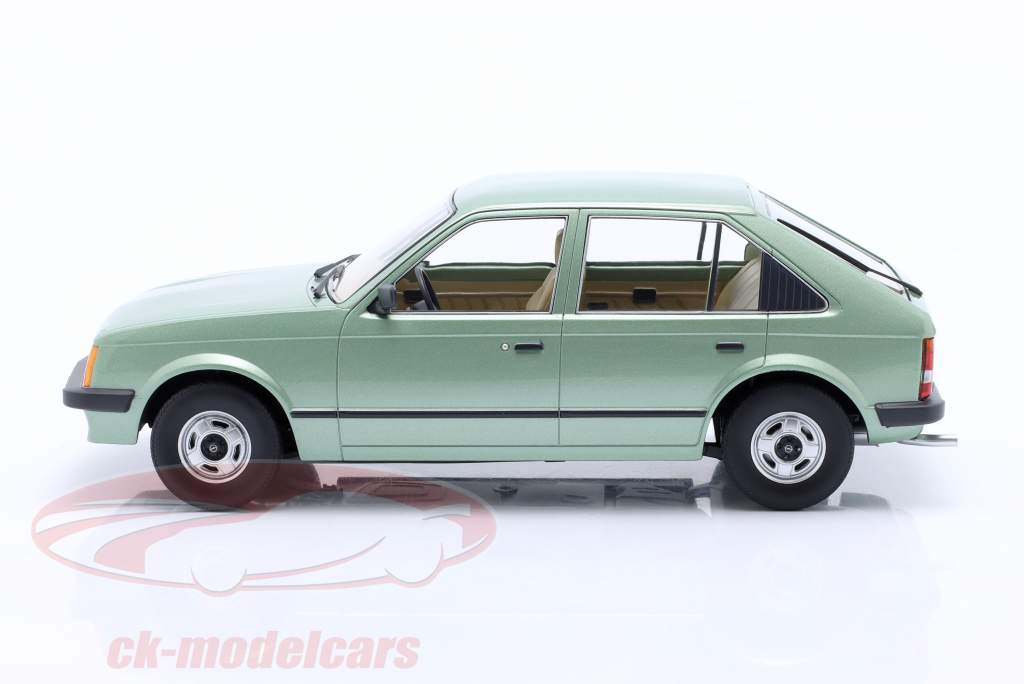 Opel Kadett D Année de construction 1984 vert clair métallique 1:18 Triple9