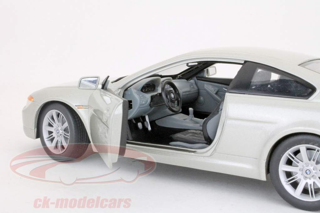 BMW 645Ci année 2003 perle argent 1:18 HotWheels