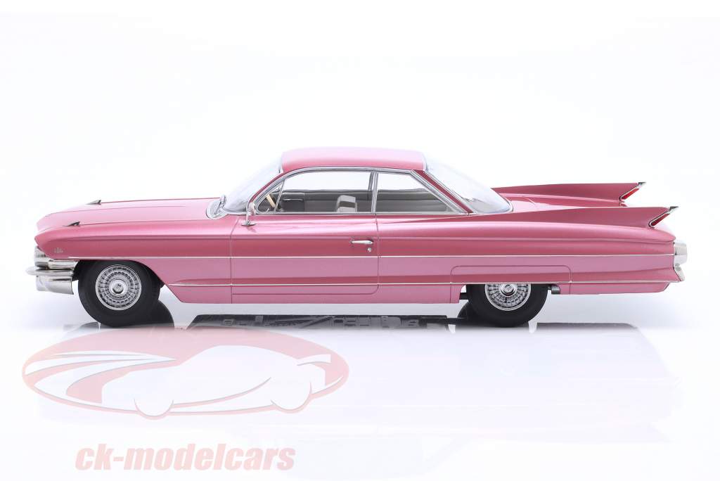 Cadillac Series 62 Coupe DeVille Ano de construção 1961 rosa metálico 1:18 KK-Scale