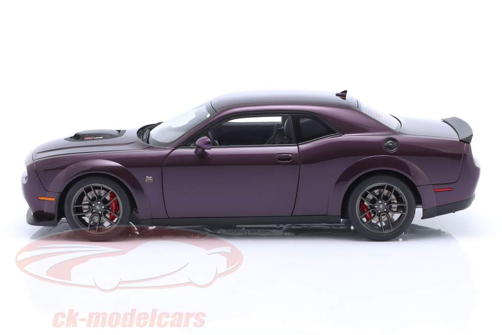 Dodge Challenger R/T Scat Pack Shaker Widebody Baujahr 2022 lila 1:18 AUTOart