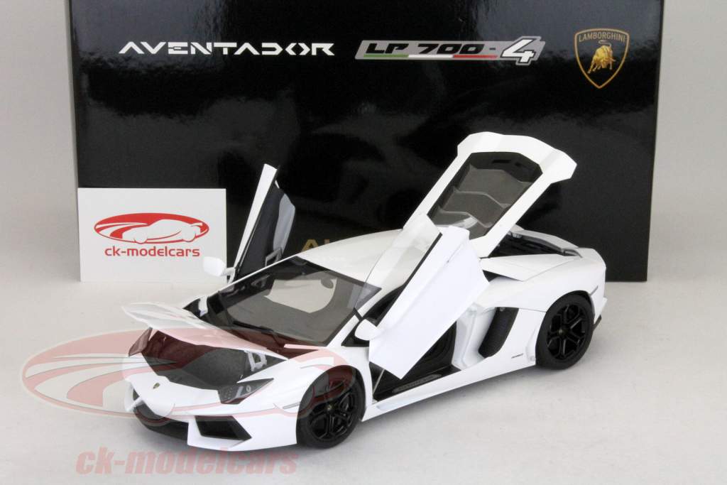 AUTOart 1:18 Lamborghini Aventador LP700-4 Year 2011 isis
