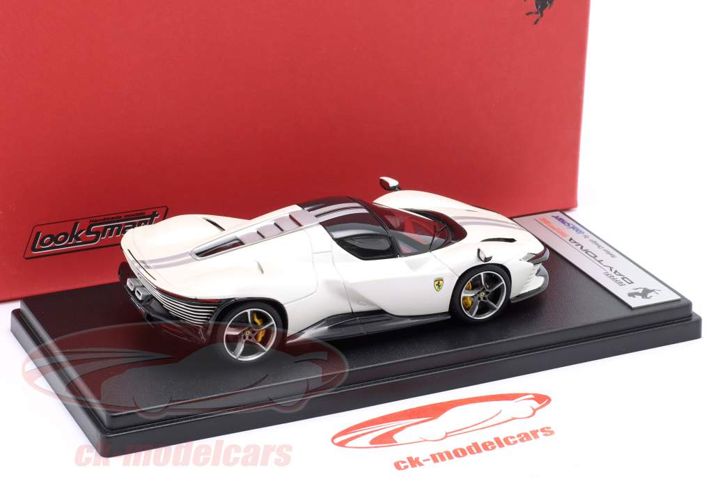 Феррари Дайтона SP3 Год постройки 2021 год жемчужно-белый 1:43 Выглядит умным