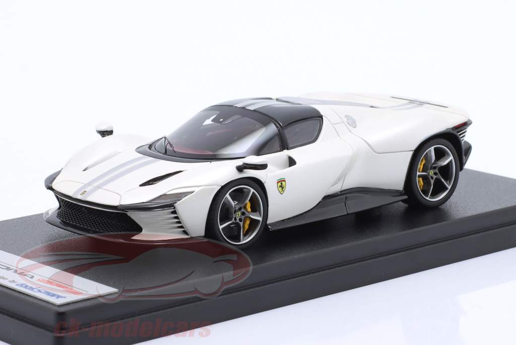 Феррари Дайтона SP3 Год постройки 2021 год жемчужно-белый 1:43 Выглядит умным