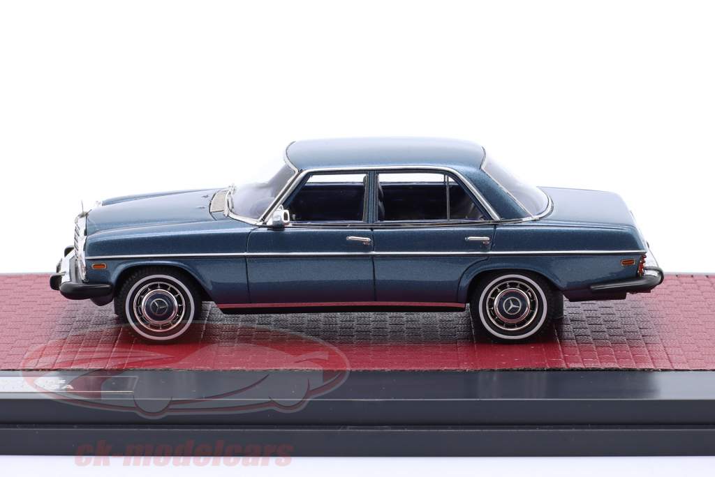 Mercedes-Benz 300D (W115) version américaine 1974 Bleu clair métallique 1:43 Matrix