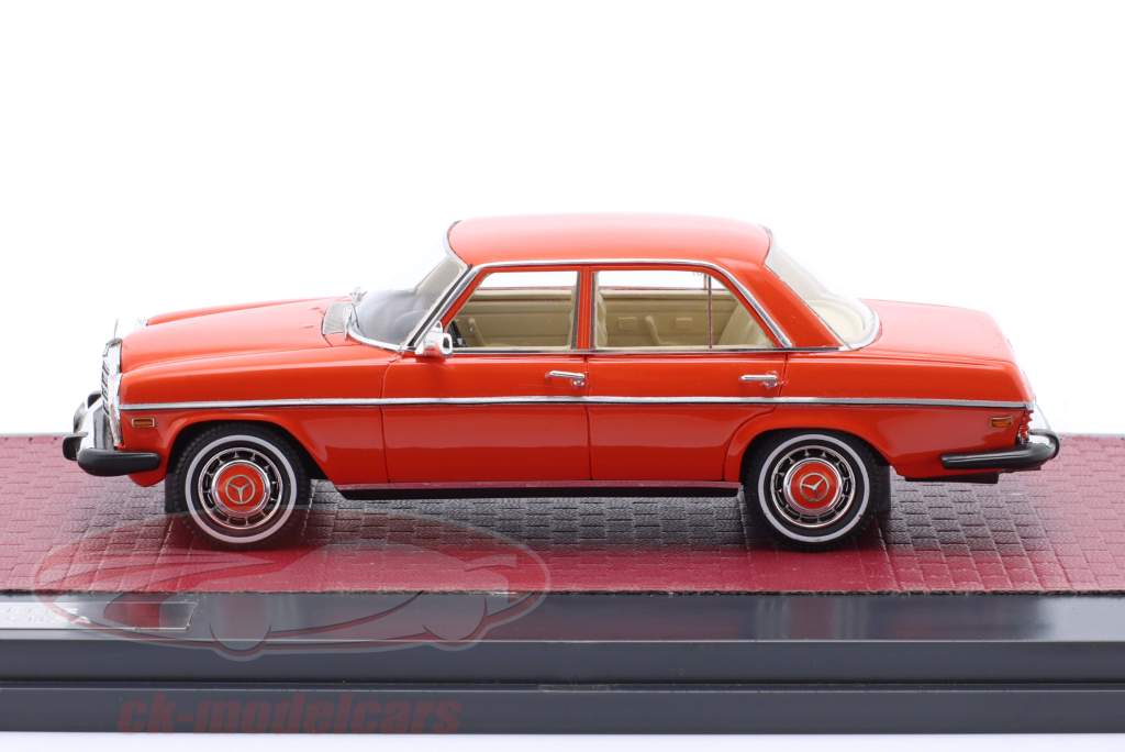 Mercedes-Benz 300D (W115) Versione americana 1974 rosso 1:43 Matrix