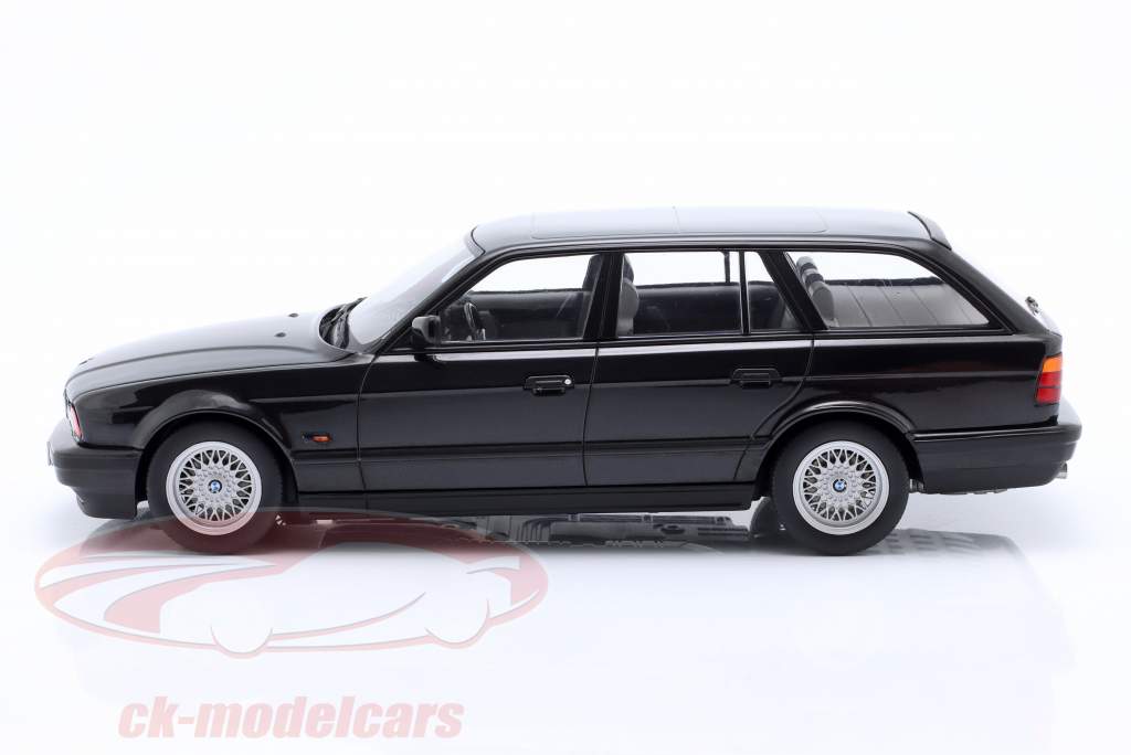 BMW 540i (E34) Touring Byggeår 1991 sort metallisk 1:18 ModelCar Group
