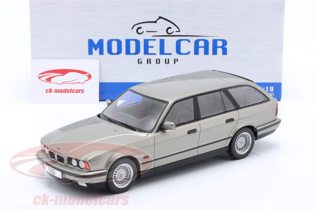 BMW 530i (E34) Touring Byggeår 1991 grå metallisk 1:18 ModelCar Group