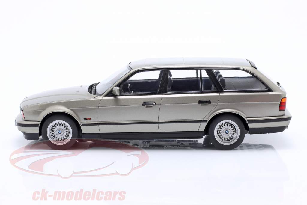BMW 530i (E34) Touring Baujahr 1991 grau metallic 1:18 ModelCar Group