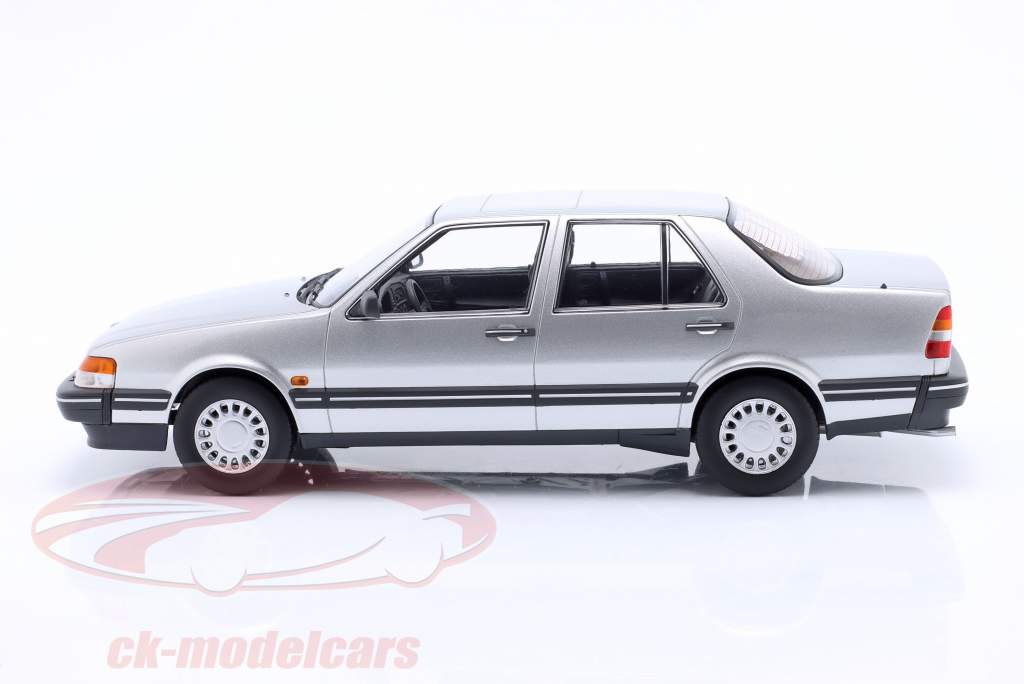 Saab 9000 CD Turbo Année de construction 1990 argent métallique 1:18 Triple9