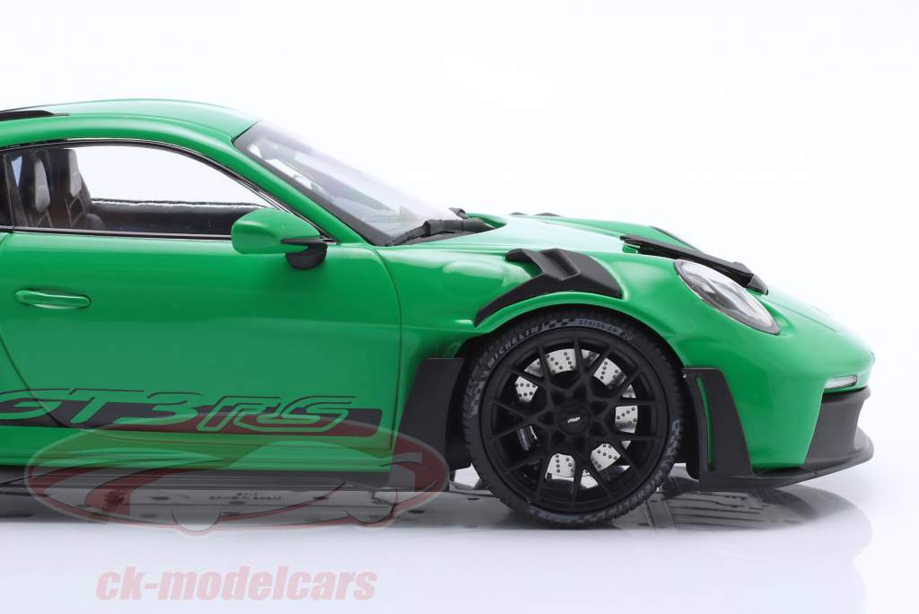 Porsche 911 (992) GT3 RS Baujahr 2023 grün / schwarze Felgen 1:18 Minichamps