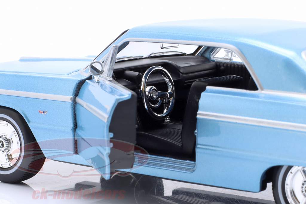 Chevrolet Impala SS Construction year 1964 Light Blue 1:24 Maisto