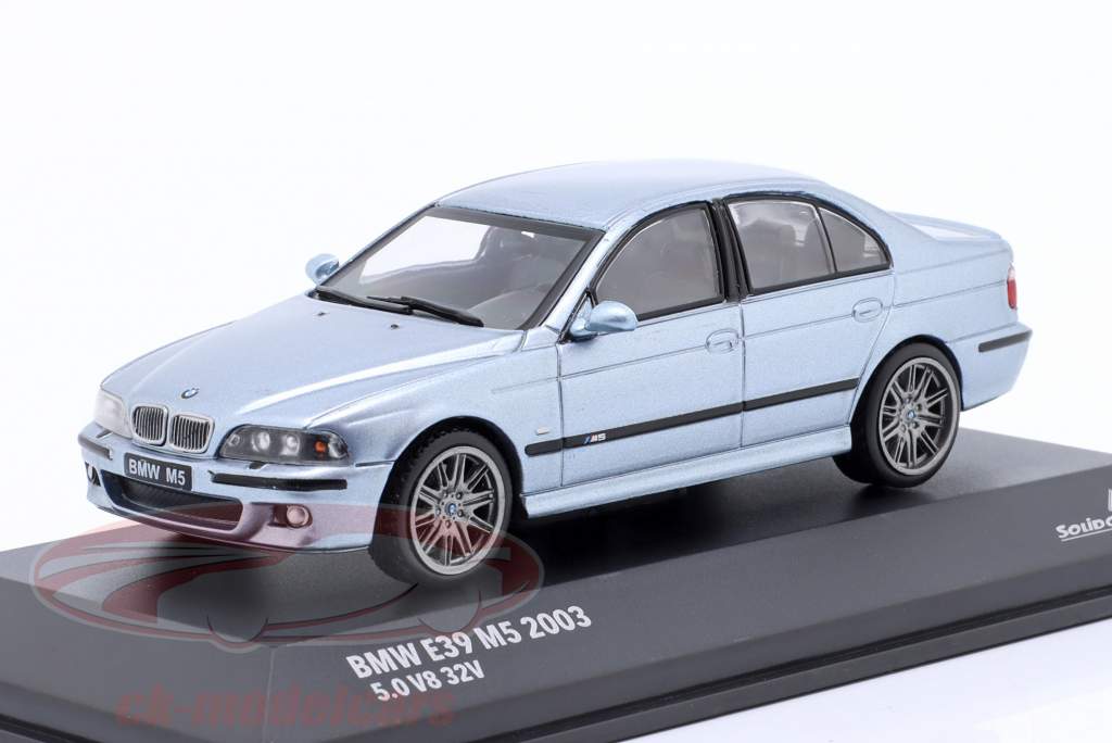 BMW M5 (E39) Год постройки 2000 серебристо-синий металлический 1:43 Solido