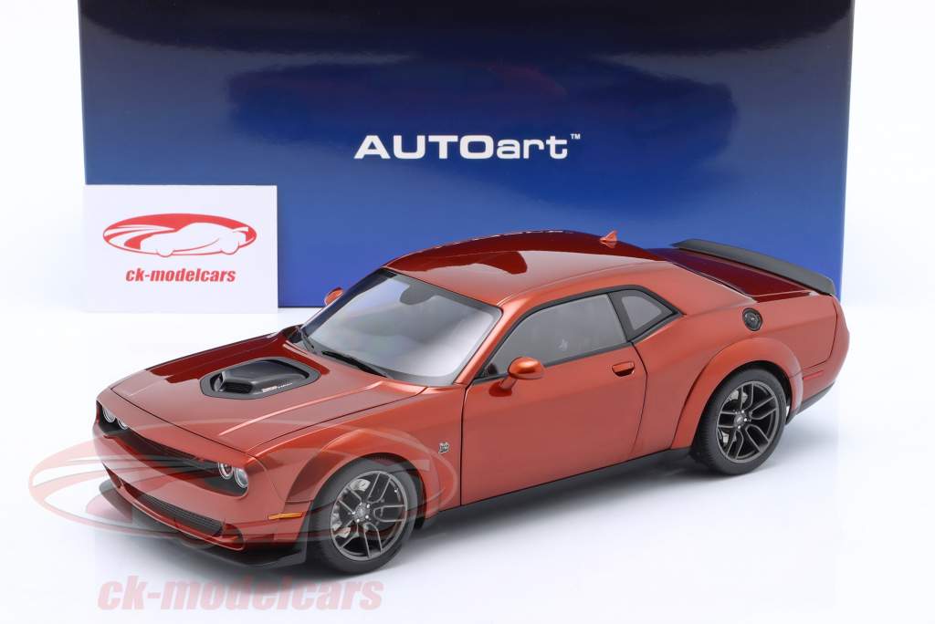 Dodge Challenger R/T Scat Pack Shaker Widebody 2022 marrón canela 1:18 AUTOart