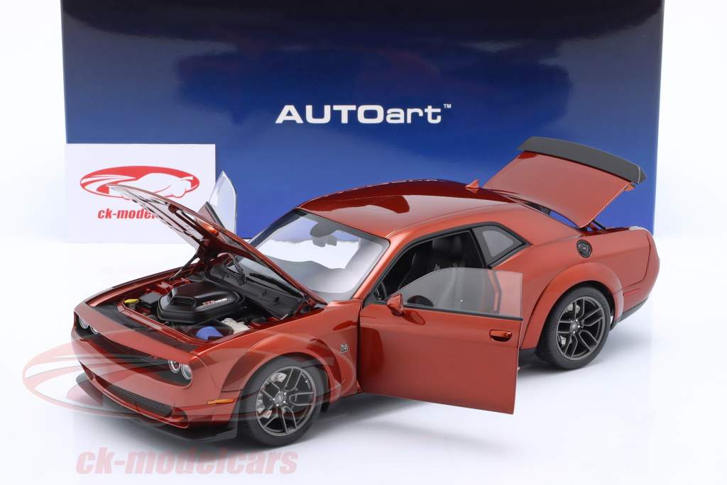 Dodge Challenger R/T Scat Pack Shaker Widebody 2022 marrón canela 1:18 AUTOart