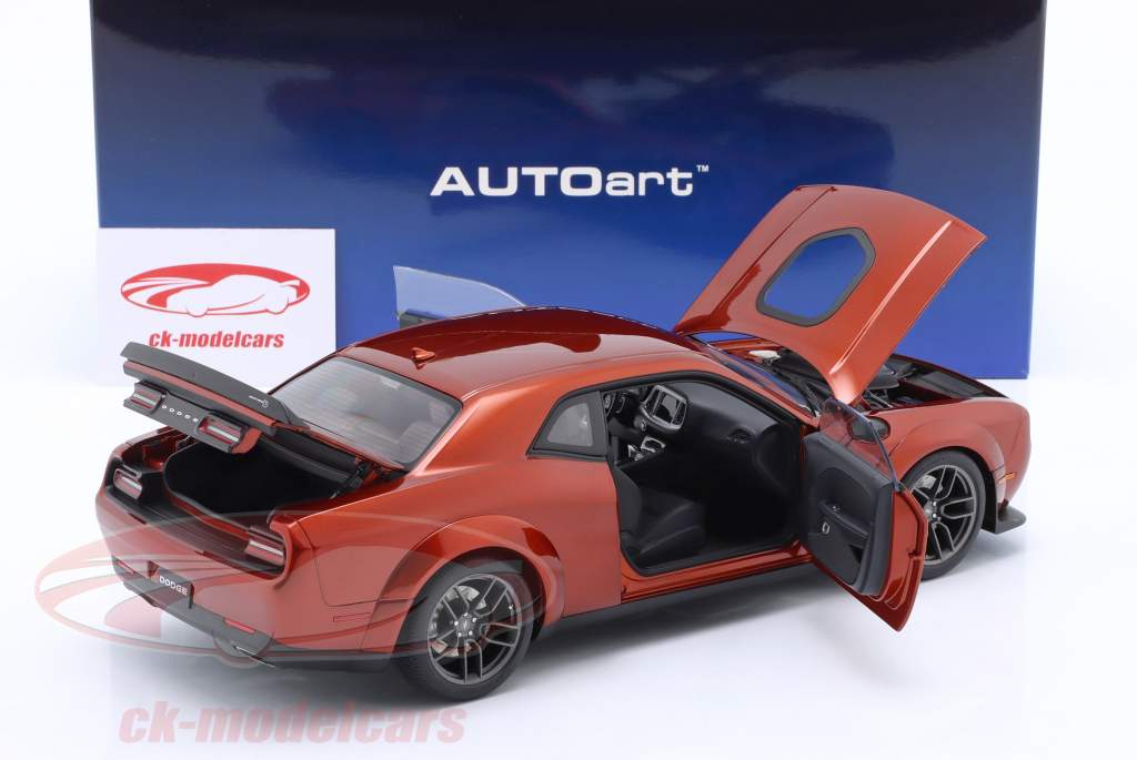 Dodge Challenger R/T Scat Pack Shaker Widebody 2022 marrón canela 1:18 AUTOart
