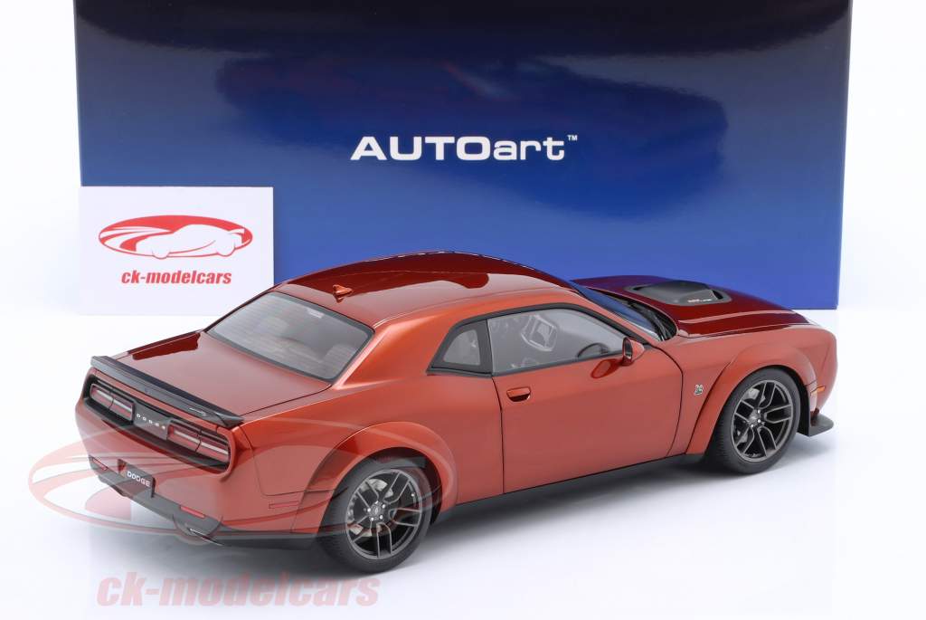 Dodge Challenger R/T Scat Pack Shaker Widebody 2022 marrón canela 1:18 AUTOart