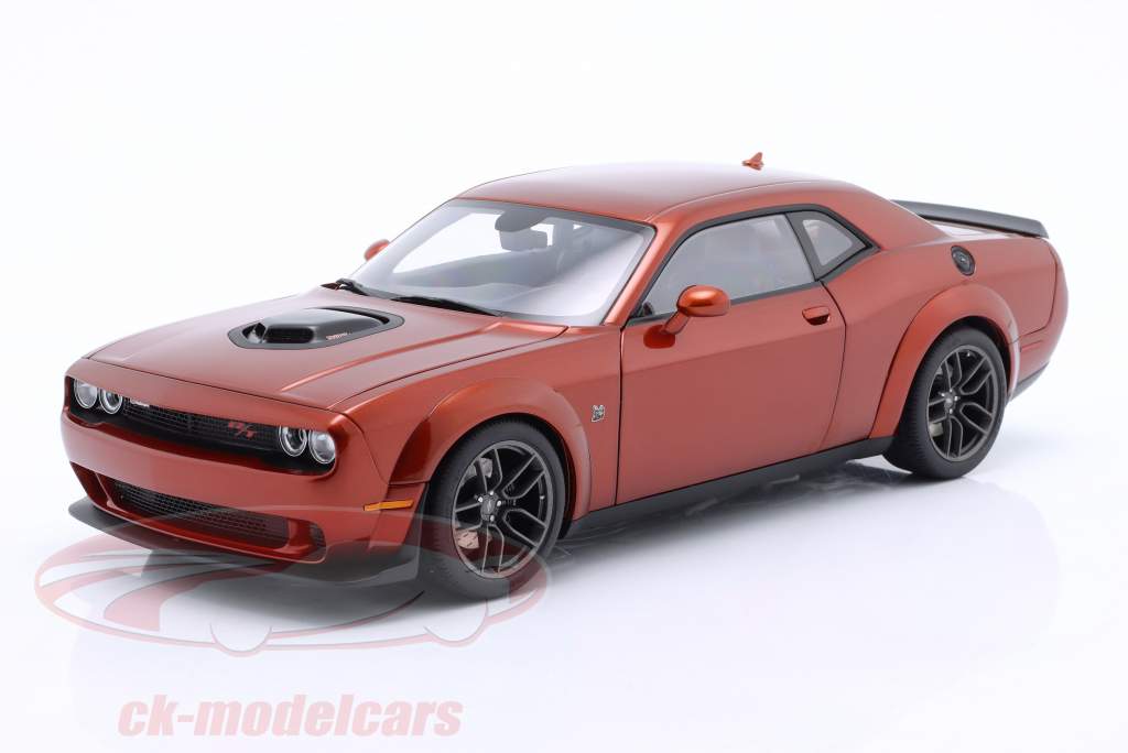 Dodge Challenger R/T Scat Pack Shaker Widebody 2022 marrón canela 1:18 AUTOart
