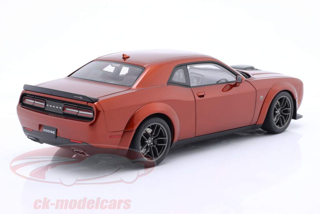 Dodge Challenger R/T Scat Pack Shaker Widebody 2022 marrón canela 1:18 AUTOart