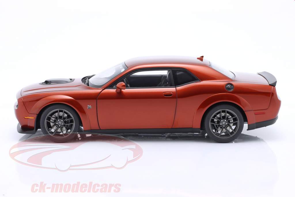 Dodge Challenger R/T Scat Pack Shaker Widebody 2022 marrón canela 1:18 AUTOart
