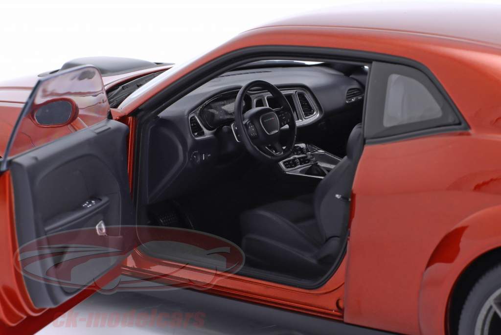 Dodge Challenger R/T Scat Pack Shaker Widebody 2022 marrón canela 1:18 AUTOart