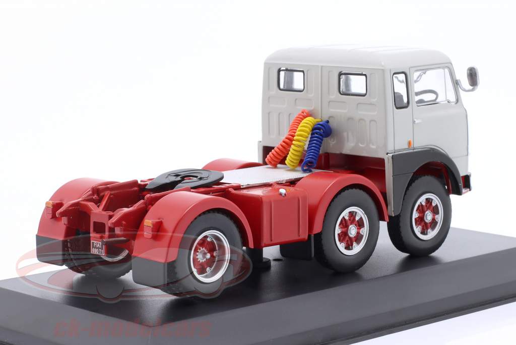 イクソ 1/43 フィアット 690 T1 1961 トレーラーヘッド Amazon | 1/43 フィアット 690 T1 トレーラーヘッド 1961年