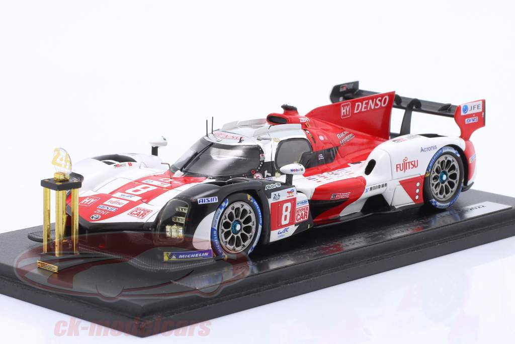 Toyota GR010 Hybrid #8 Gagnant 24h LeMans 2022 avec Tasse Toyota Gazoo 1:43 Spark