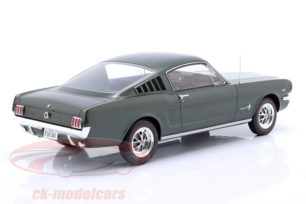 Ford Mustang Fastback Byggeår 1965 mørkegrøn 1:12 OttOmobile